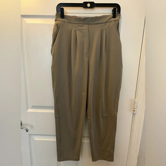 Lululemon Essential High-Rise Trouser
Carbon Dust - Picture 5 of 8